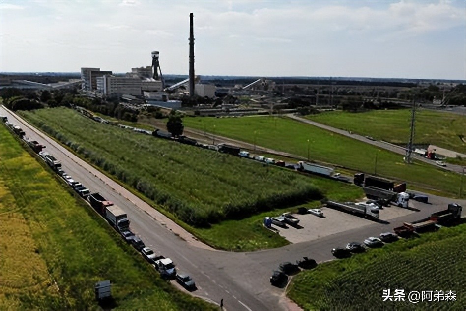 这位波兰大哥排队三天买不到煤，他无法接受为何煤炭会如此抢手