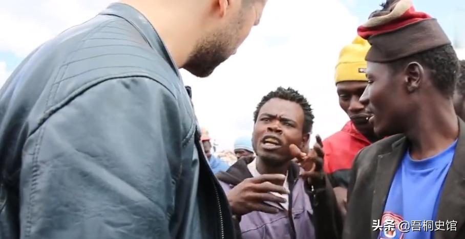 非洲男孩每天喝“胶水”，终日与蚊子相伴，被人称为“僵尸男孩”