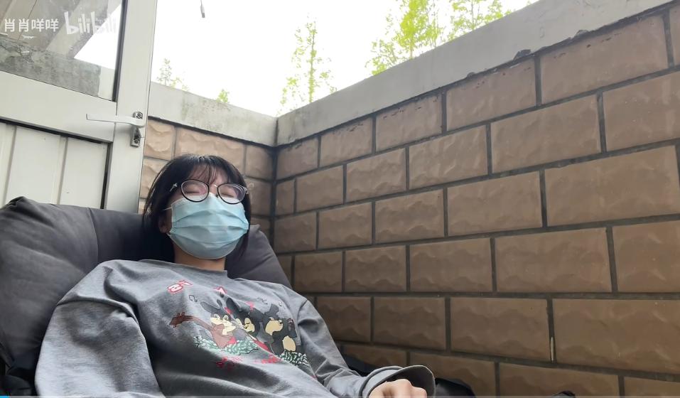 疫情里的大学校园：院长骑三轮车送饭，辣味零食成”硬通货“，上厕所要排号