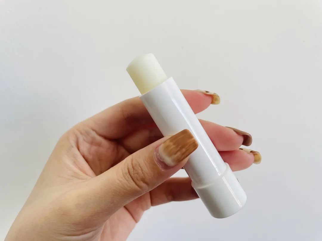 润唇膏为何越涂越干呢,涂了这么多年的润唇膏