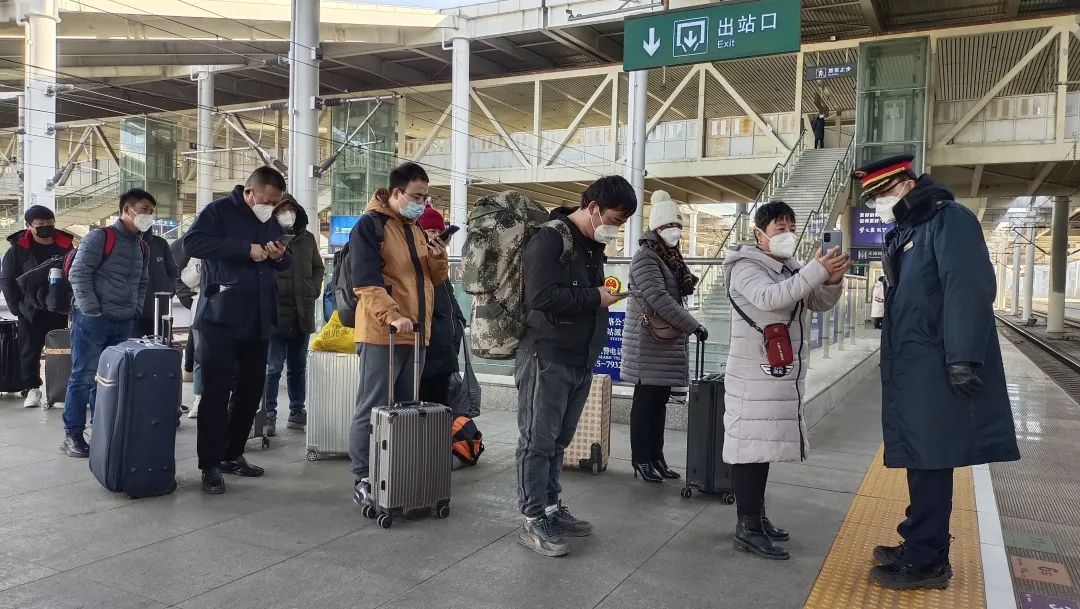 【新春走基层】春运首日，秦皇岛火车站人气满满