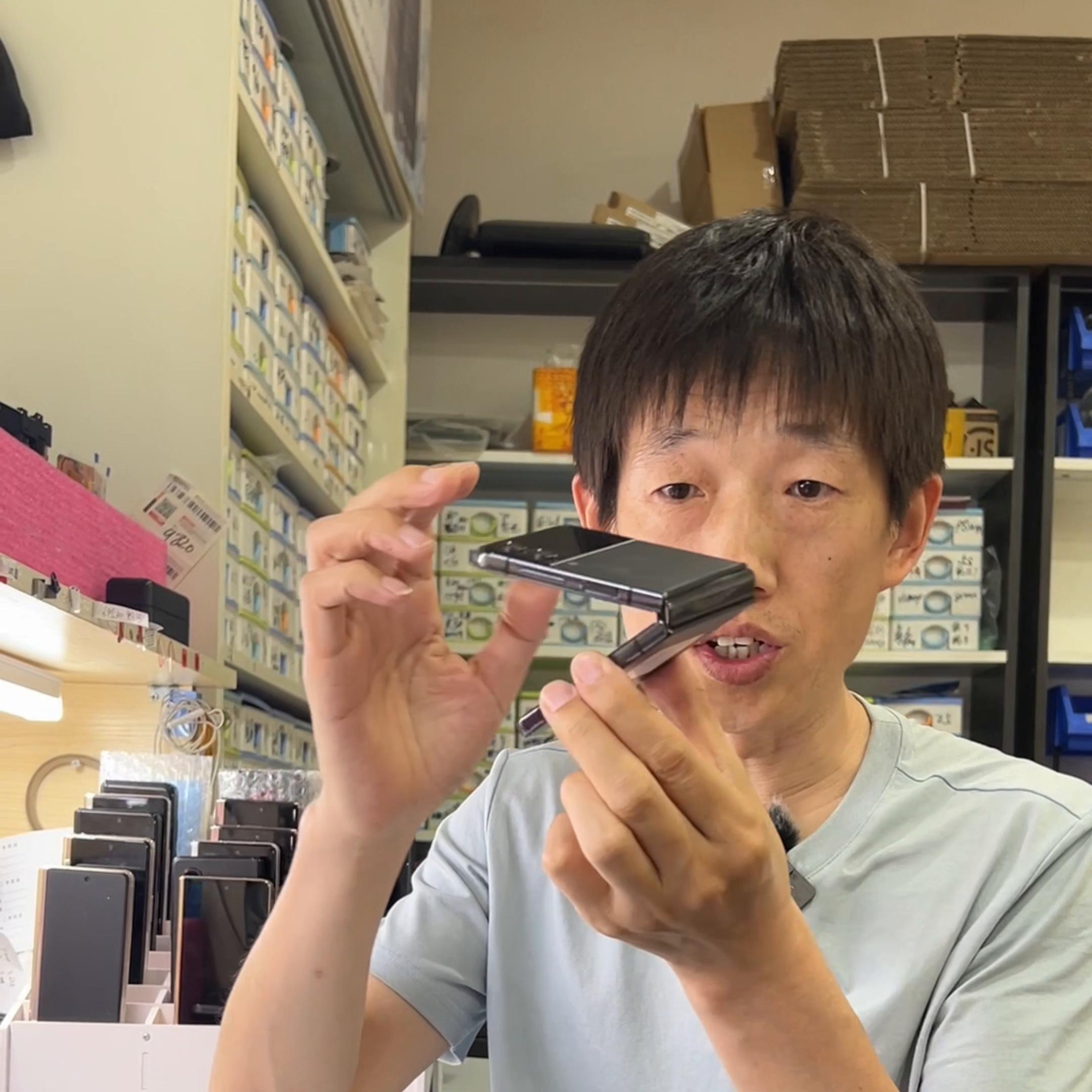 三星手机四代小折叠屏,三星上下折叠手机老款和新款