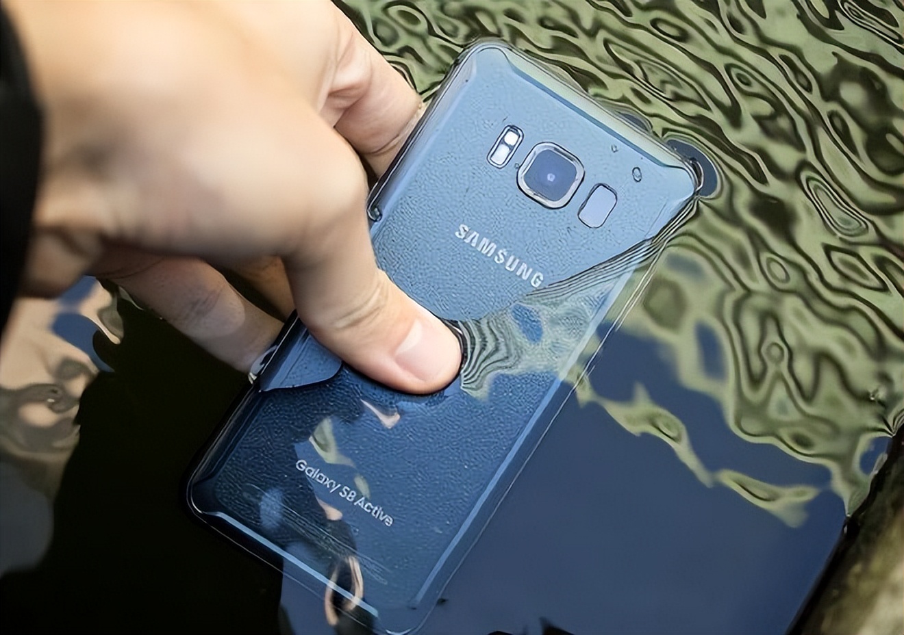 iphone11掉水里还能卖多少,iphone11掉水了马上捞出来