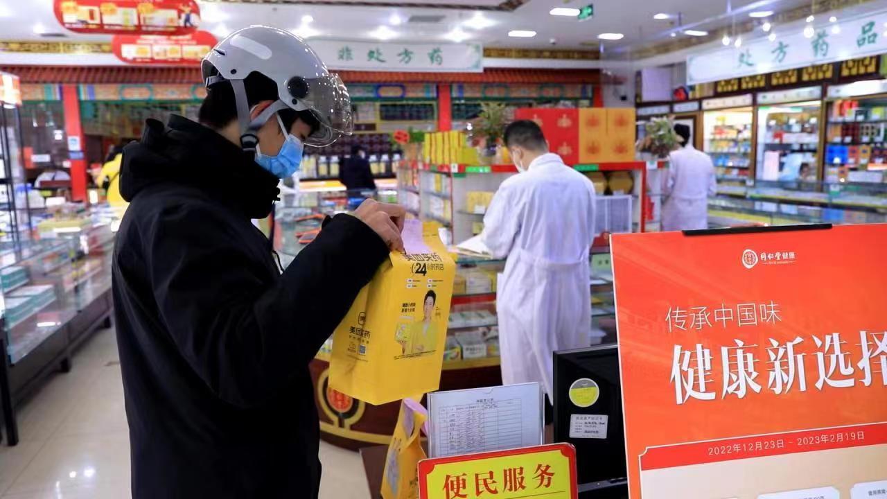 外卖骑手辛苦工作纪实,外卖员寒冬送餐