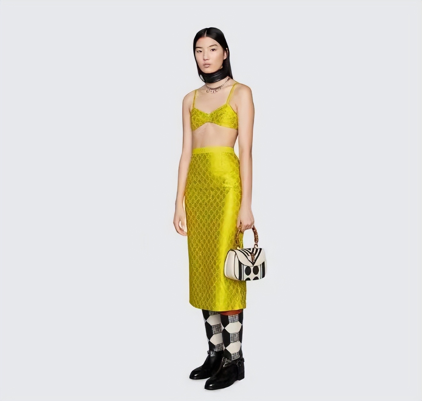 男朋友送6000的礼物,男朋友送了个7000的包分手要还吗