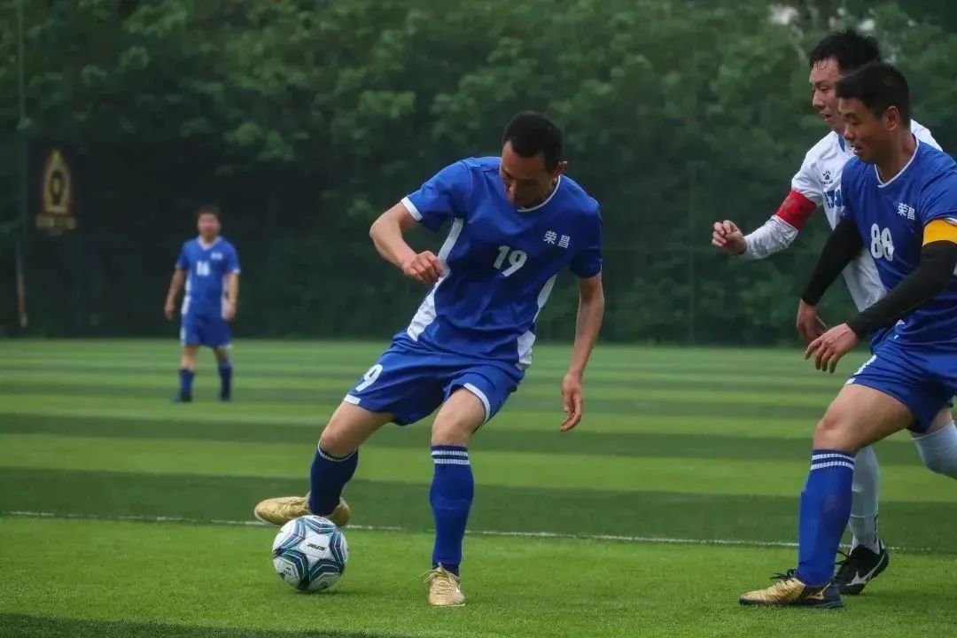 驰骋绿茵足够精彩三年级手抄报,驰骋绿茵无悔青春