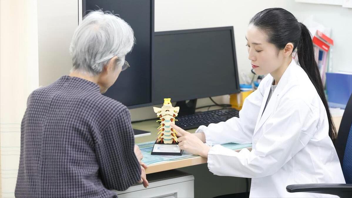 老年人腿摔骨折吃什么恢复快,老年人摔倒骨折的最佳治疗方法