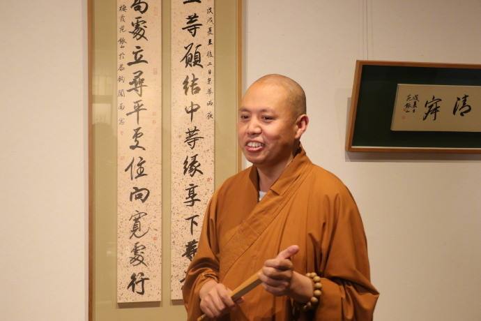 延参法师被猴耍的搞笑视频,延参法师淡定斗猴系列视频