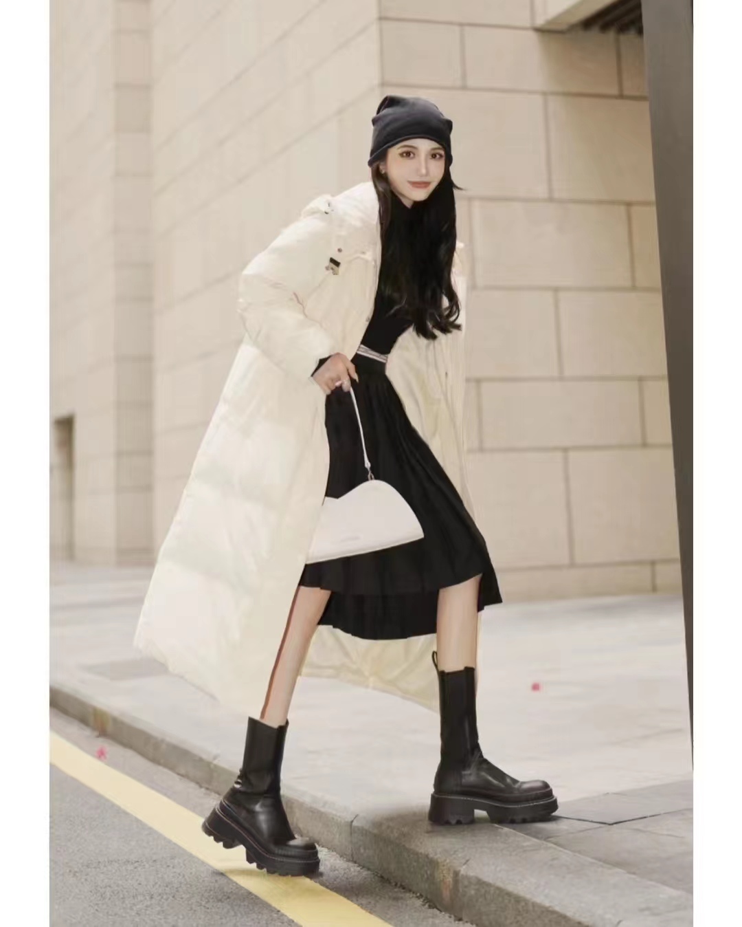 浅蓝色羽绒服怎样搭配黑色半身裙,短款白色羽绒服的最佳搭配半身裙