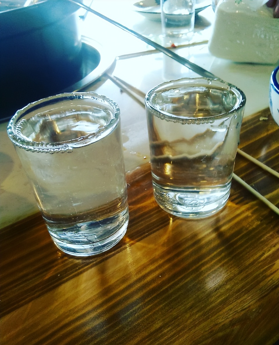 男子一年喝一千斤酒膀子像河马,男子喝酒脖子变河马脖