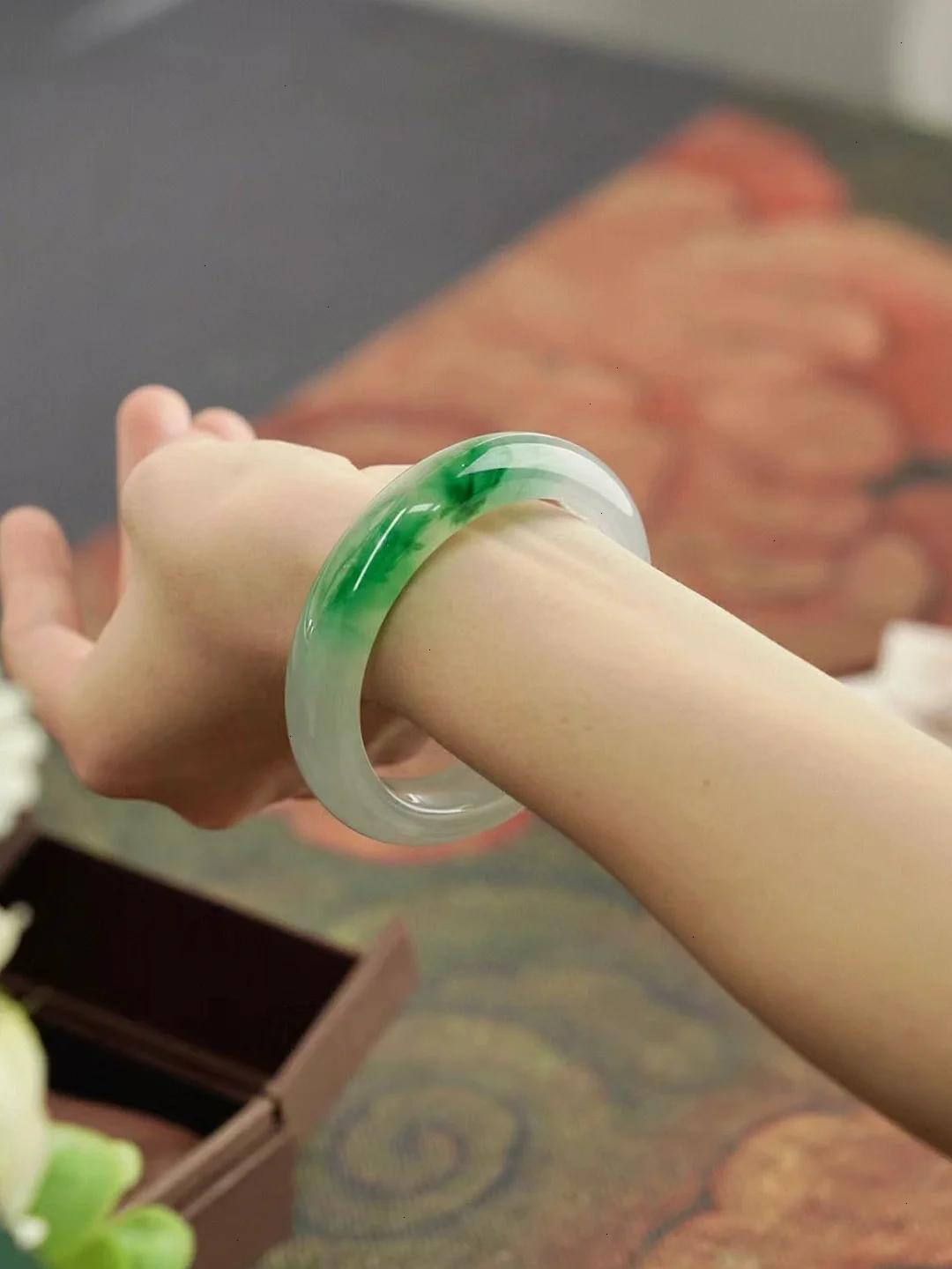 难道这只镯子很差吗?为什么说我糊弄她?