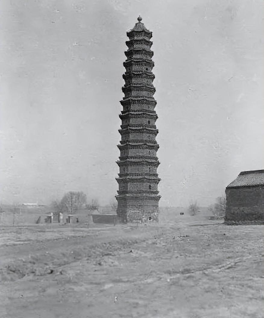 有宝塔的古钱币,古塔记载着历史的痕迹