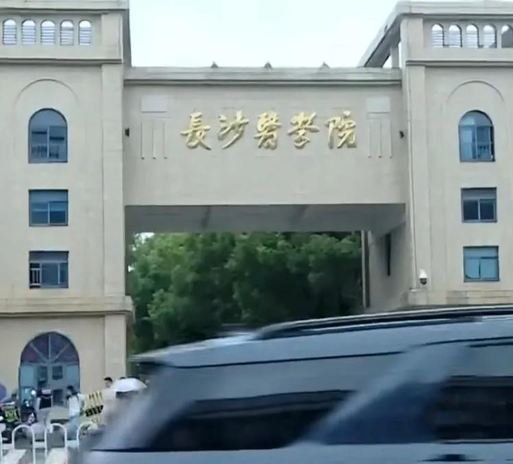 长沙医学院让新生住刚装修好的宿舍，遭到群嘲，气味那么大怎么住