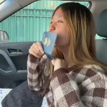 哈哈和莎莎办好中国签证高兴返家，途中突遇紧急情况。