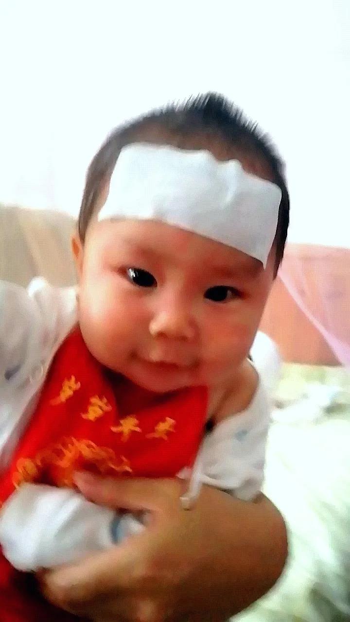 孩子晚上发烧39.2度要不要去医院,一岁半宝宝发烧39.2度降温小妙招