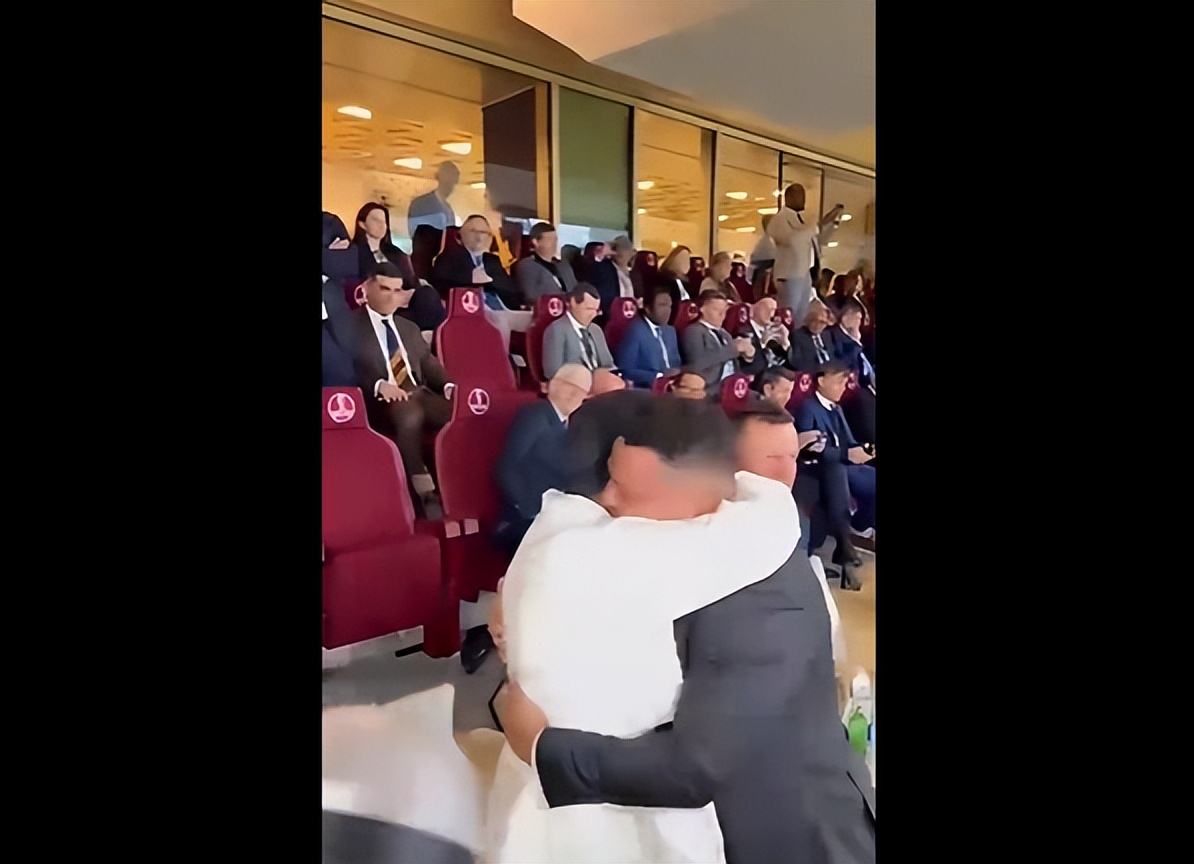 巴西队大罗小罗时代经典比赛,大罗小罗看台拥抱