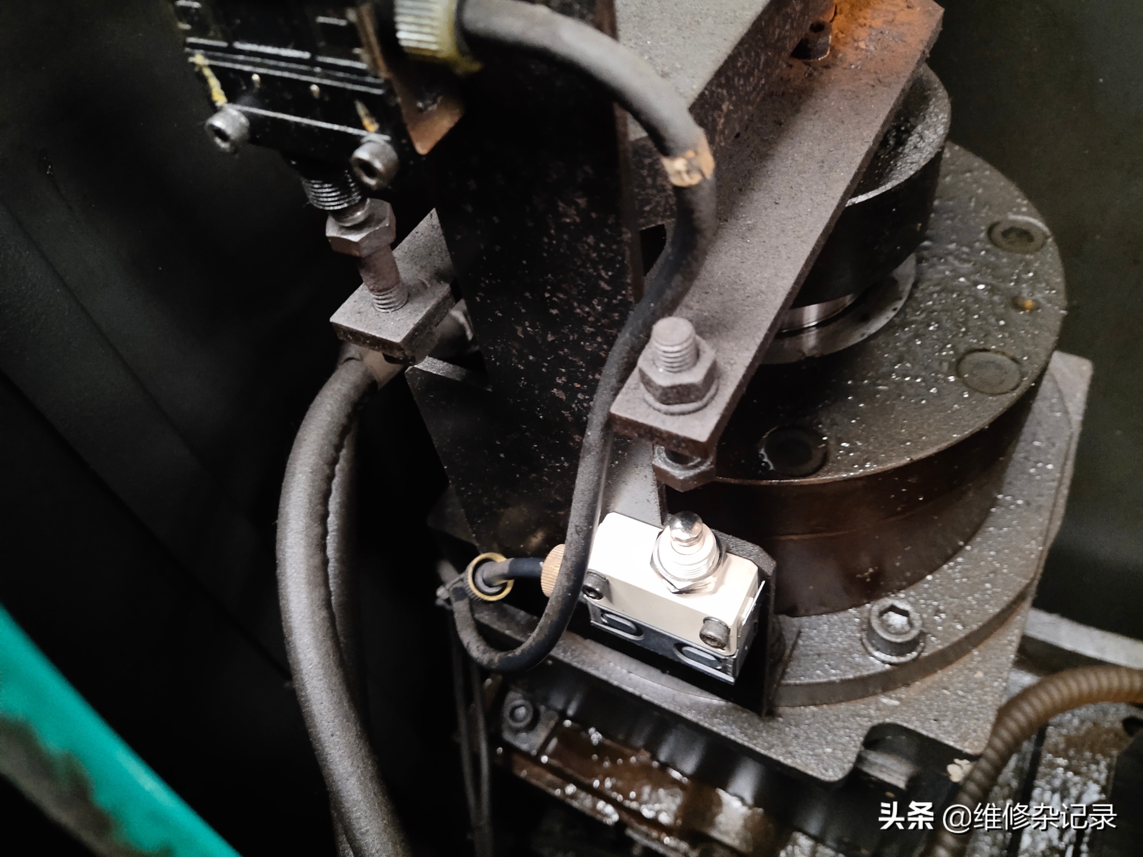 加工中心刀臂卡住了如何移动主轴,加工中心主轴刀柄吸住了怎么解决