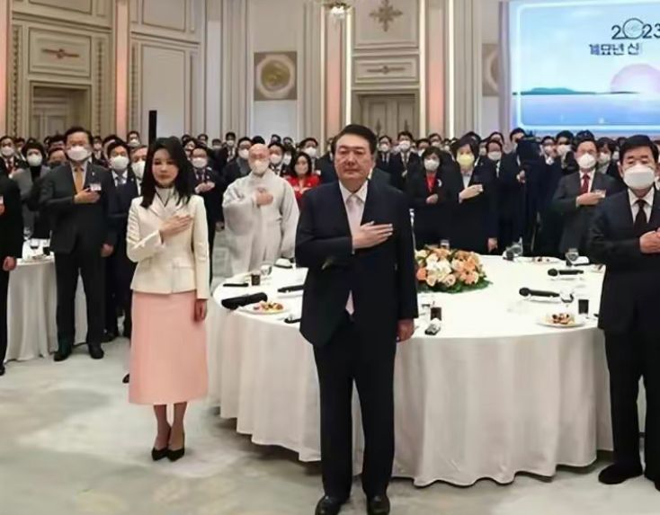 又被倪妮美到了,超温柔的韩系穿搭连帽卫衣