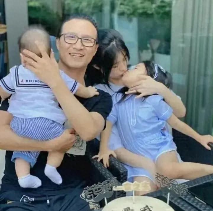 夫妻重逢的画面,夫妻重逢感人瞬间