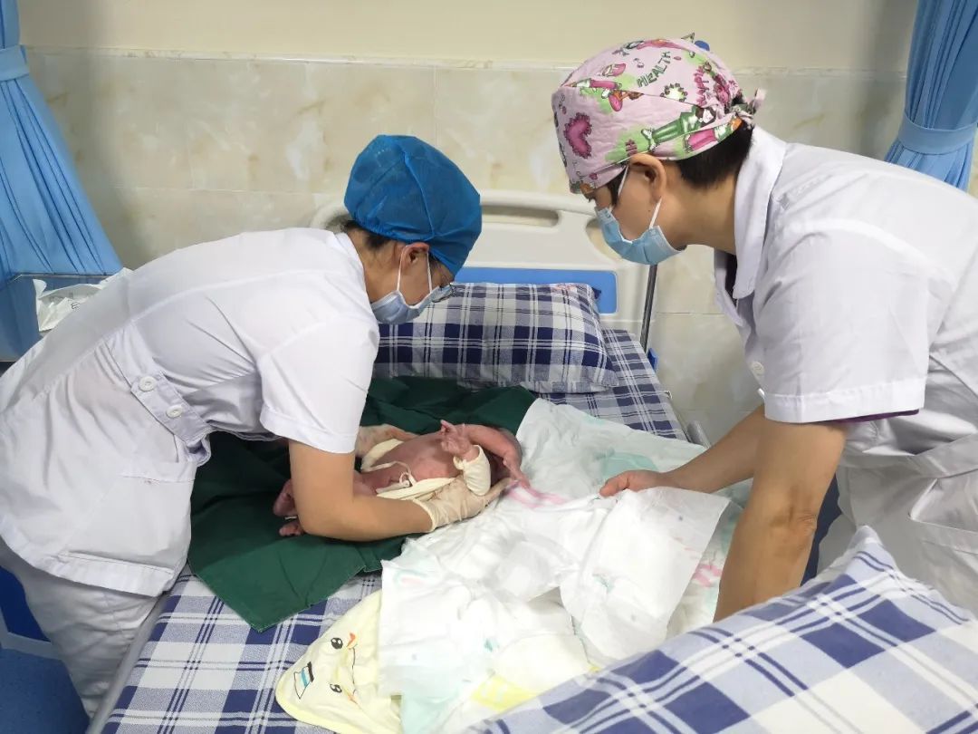 孕妇在路边突然分娩,孕妇送医院产子