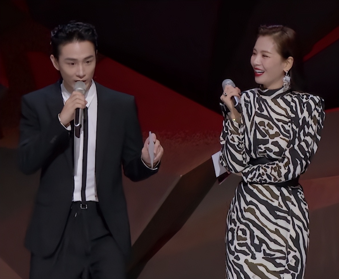 44岁刘涛变得越来越年轻了,43岁刘涛容颜耐看