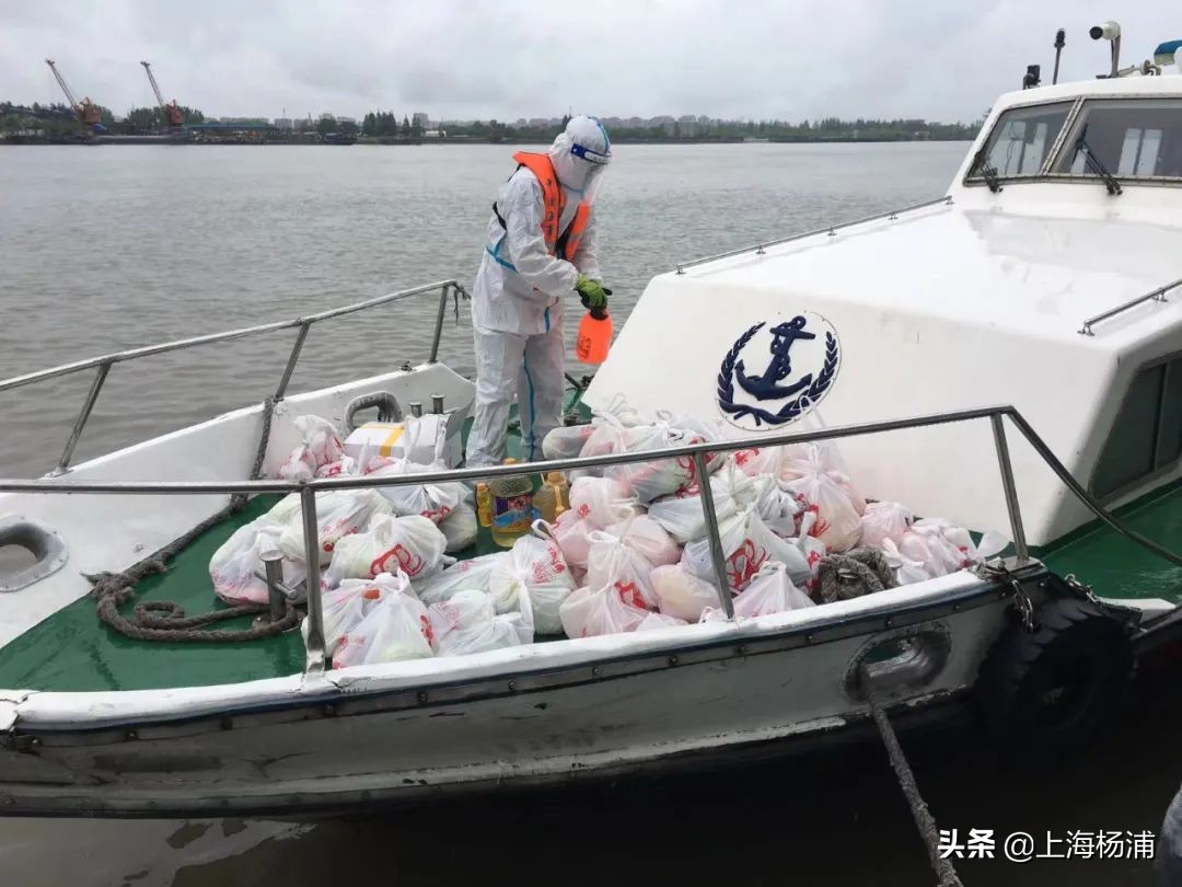 风雨中的摆渡人图片,风雨中的摆渡人