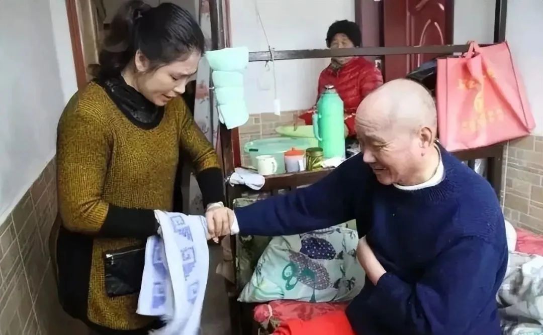 女子和丈夫照顾瘫痪前夫14年,女子带瘫痪丈夫嫁给29岁小伙