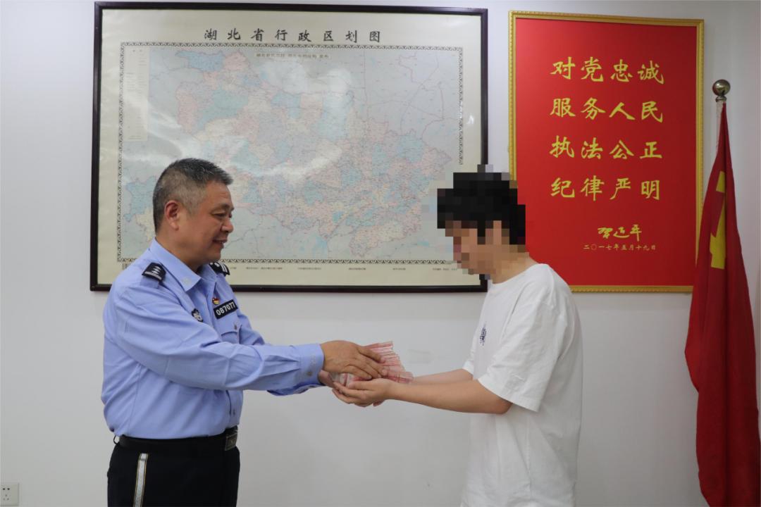 男子假冒项目投资诈骗800万元,男子投资被骗民警消防联合救人