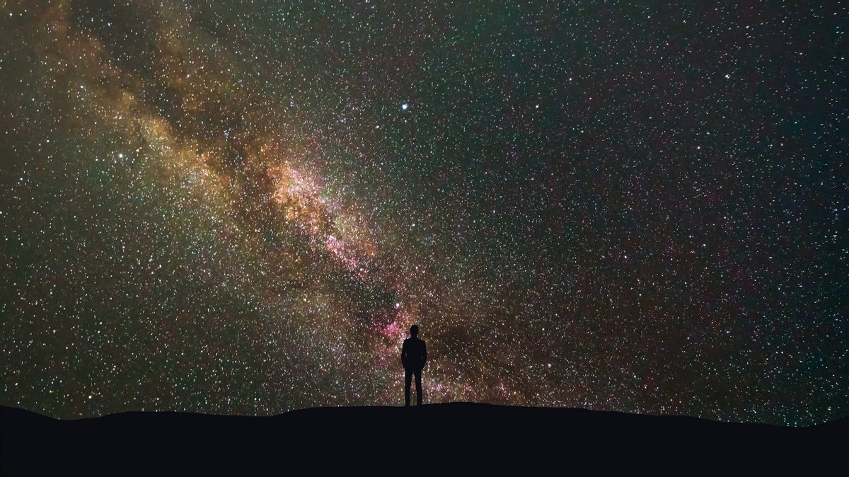 冲破黑暗的小村庄:熬夜卖水晶赢取财富,年销量过亿-东海县