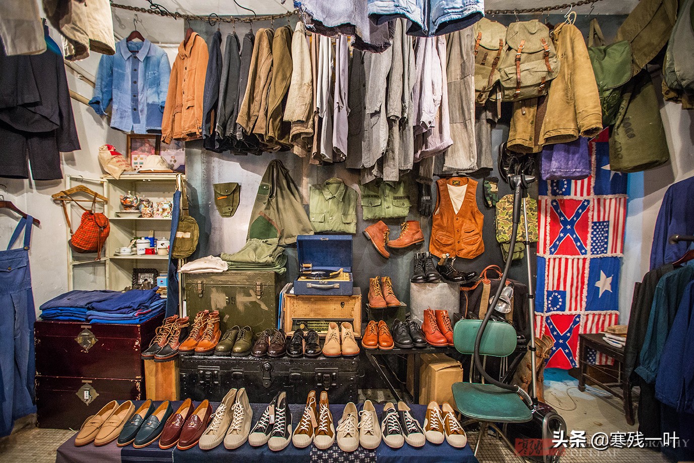 在香港，用上百年旧布料做的衣服，像垃圾堆捡的却卖着3000元高价