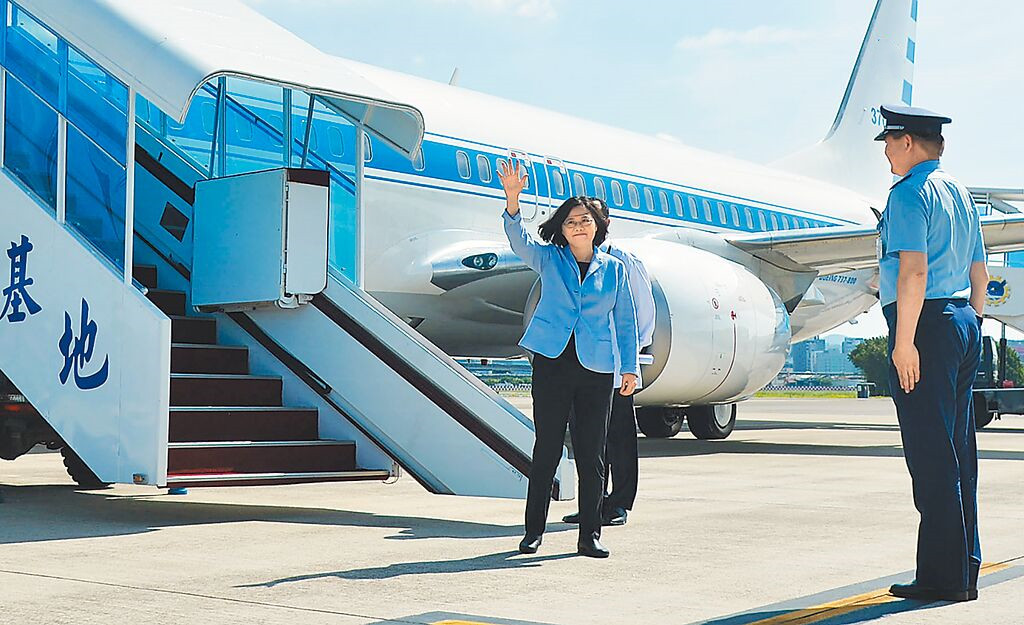 蔡英文搭行政专机辅选被质疑没付钱，台媒批：理不直，气却壮