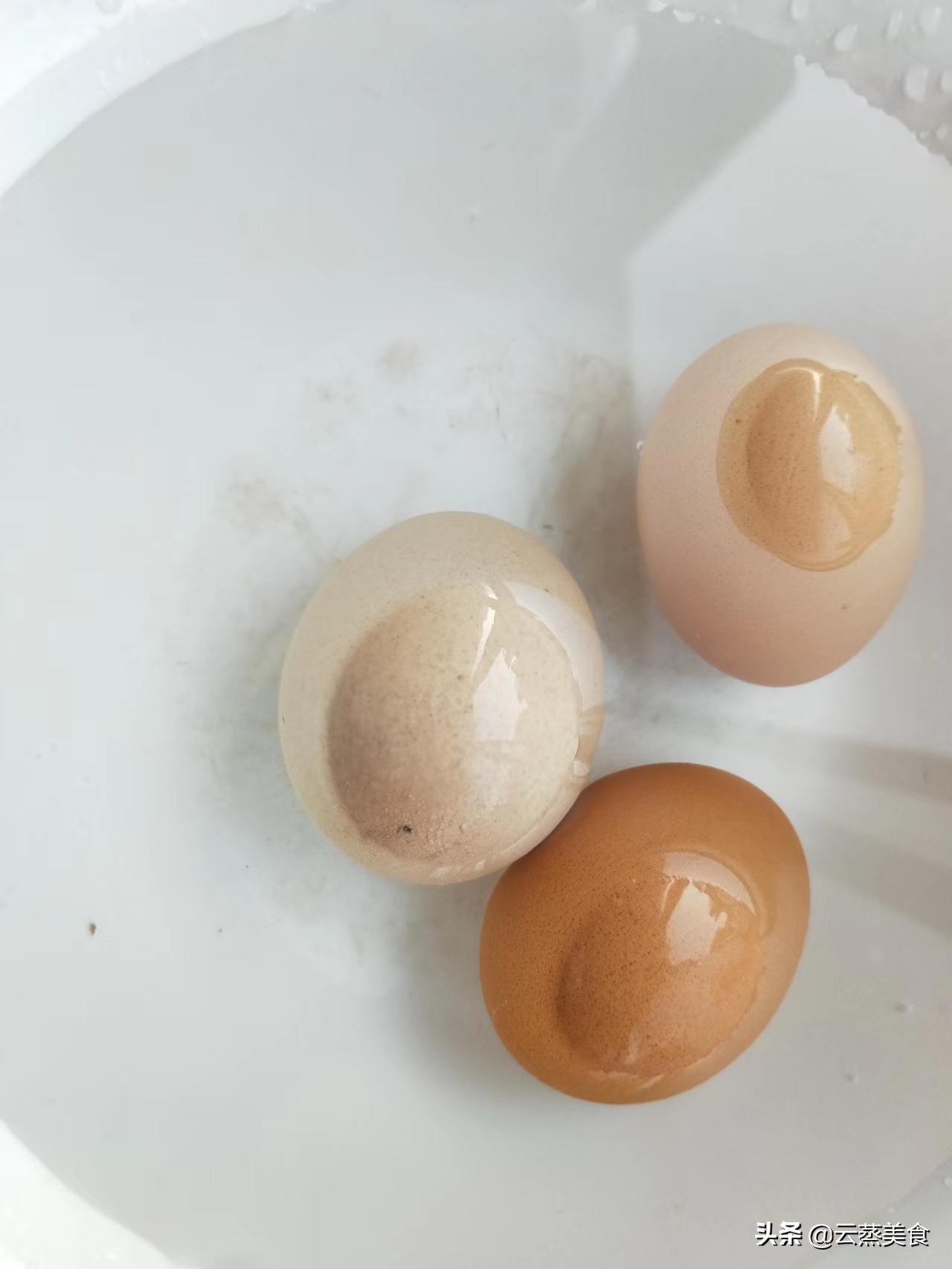 腌鸡蛋，直接放盐就错了，多加两步，腌出的鸡蛋个个起沙流油