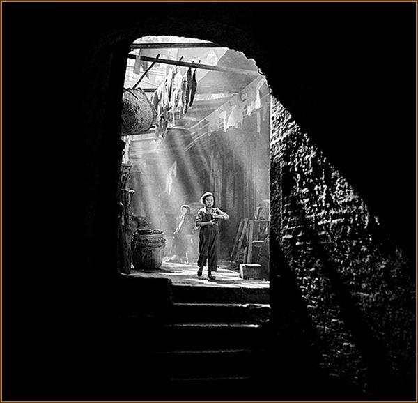 他是华人摄影界传奇，却迫于生计拍三级片…成为“情*电影色**大师”