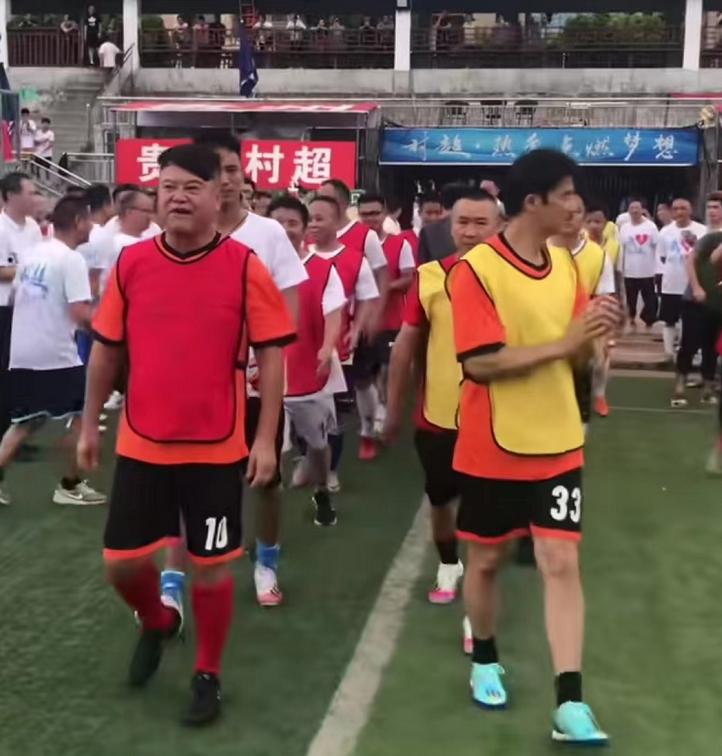 黄日华在香港明星足球队的分量,香港明星足球队黄日华踢人视频