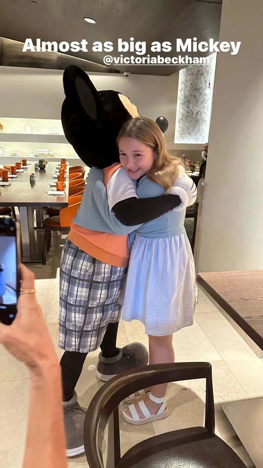 贝嫂带小七出街购物,贝嫂抱小七纽约逛街