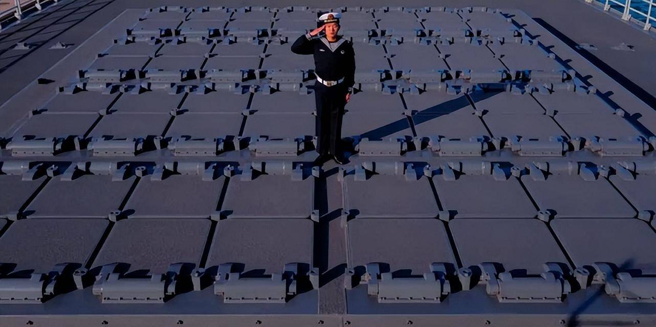 向解放军学习！俄官兵登上052D，在垂发前驻足，笔记本写满要点