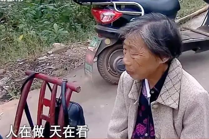 八旬绝症婆婆急需救命钱，儿媳扣下39万*迁拆**款，背后原因令人心酸