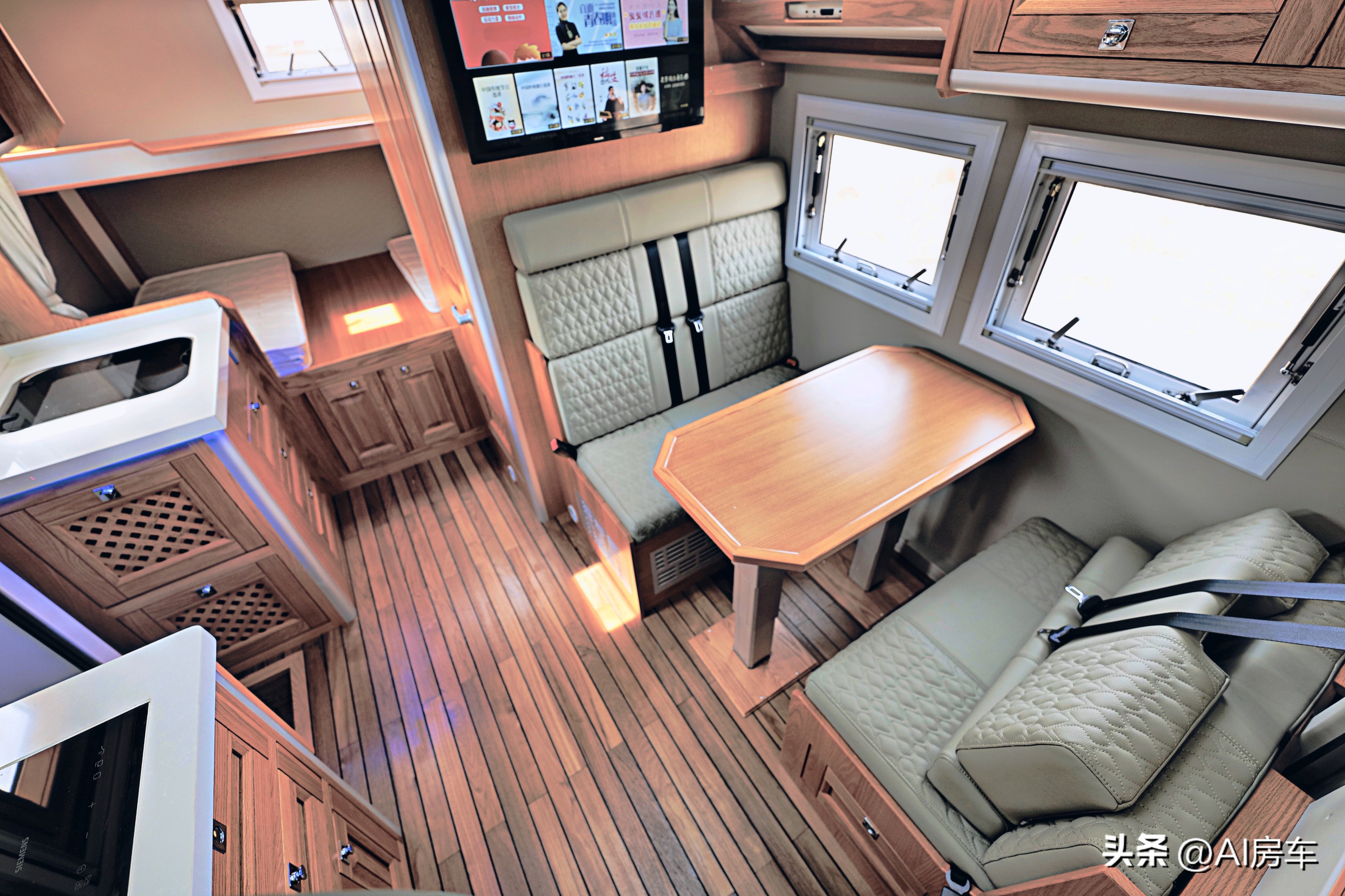 新重汽豪沃4x4越野房车自驾视频,重汽无疆4x4四驱越野房车氮气减震