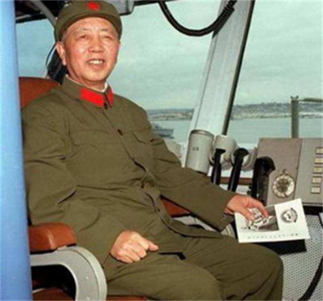 1982年，海军水兵左手敬军礼，*华清刘**看后气得欲砸电视