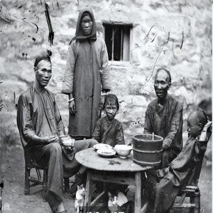 日军兽行：当着男人的面玷污了女儿，临走还残忍割下妻子乳房