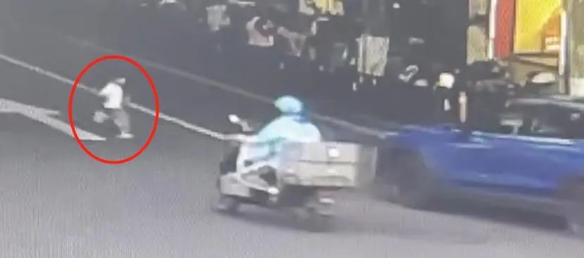 好险！5岁萌娃独自冲上街头，幸好有他们...