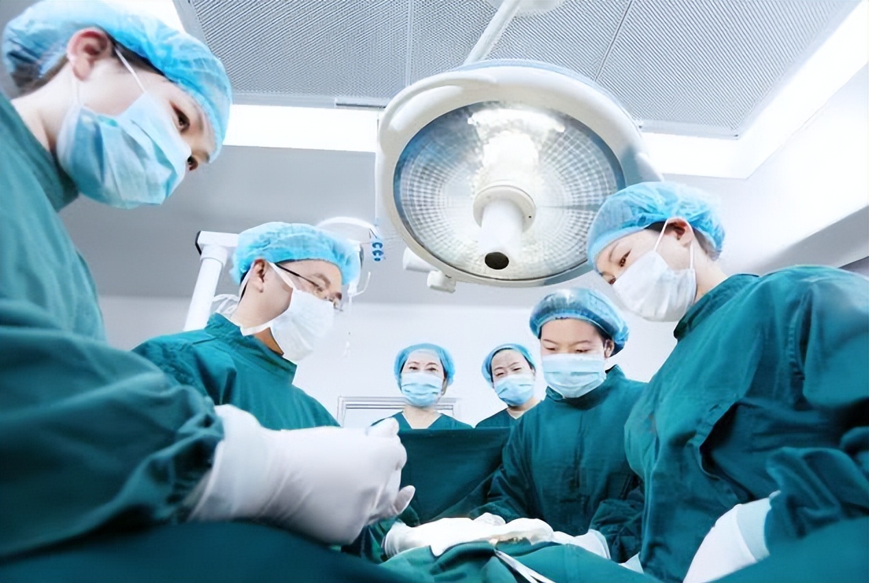 女孩腹痛就医，医生检查发现其阴道处的紫蓝色膨隆，立即引起重视