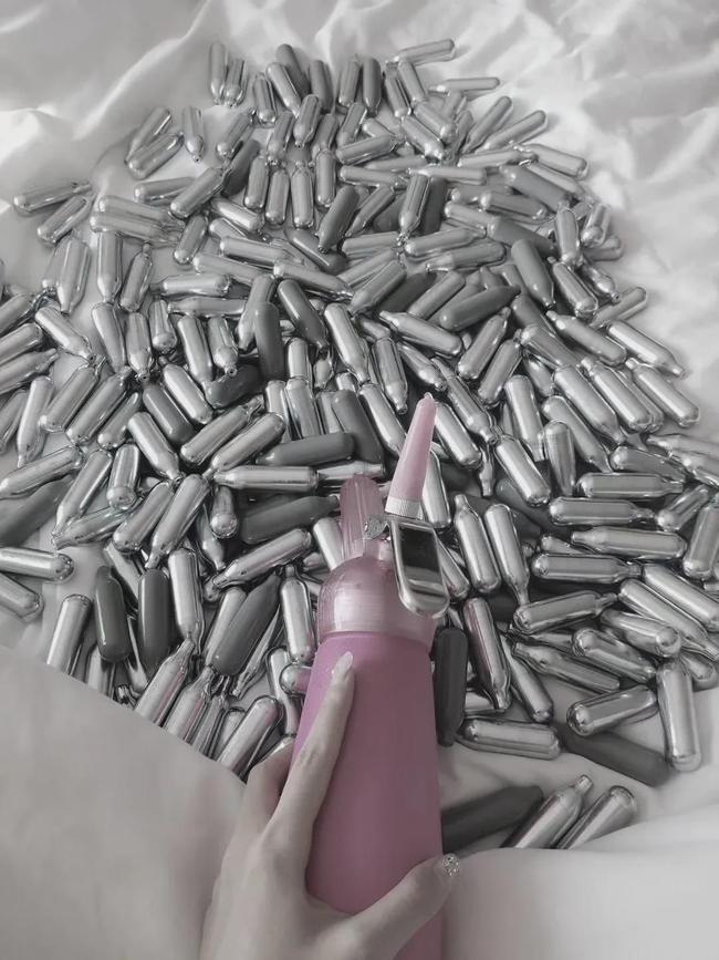 15岁少女借住男友死*党**家吸完笑气告他硬上！“笑气”有多危险？