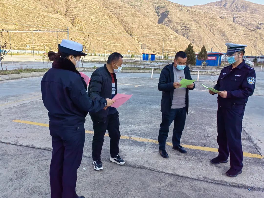 【预热122】疫情后驾校首个“复学日”宕昌公安交警送来“交安礼”