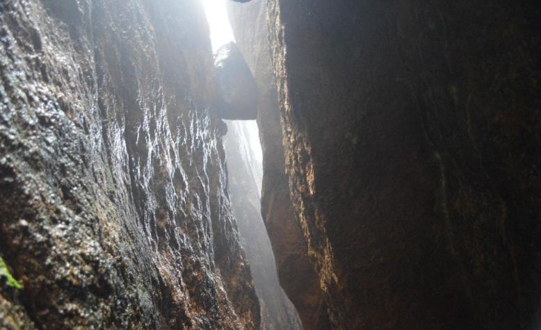 美国男子进入无人区视频,美国男人进入神秘洞穴探险