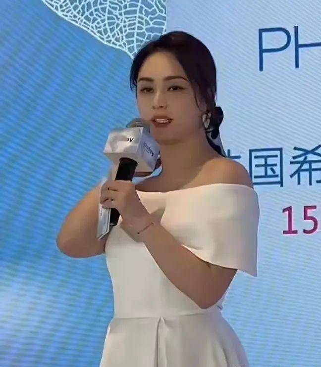 没了美颜滤镜，谁在装嫩一目了然，麒麟臂、水桶腰、满脸皱纹沟壑