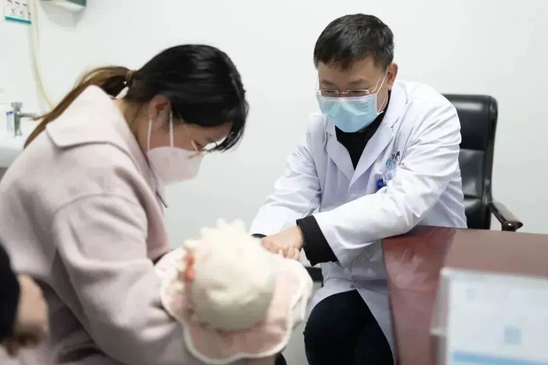 2月8、9日，重医儿院院长李秋率队到宜宾一医院开展免费诊疗活动