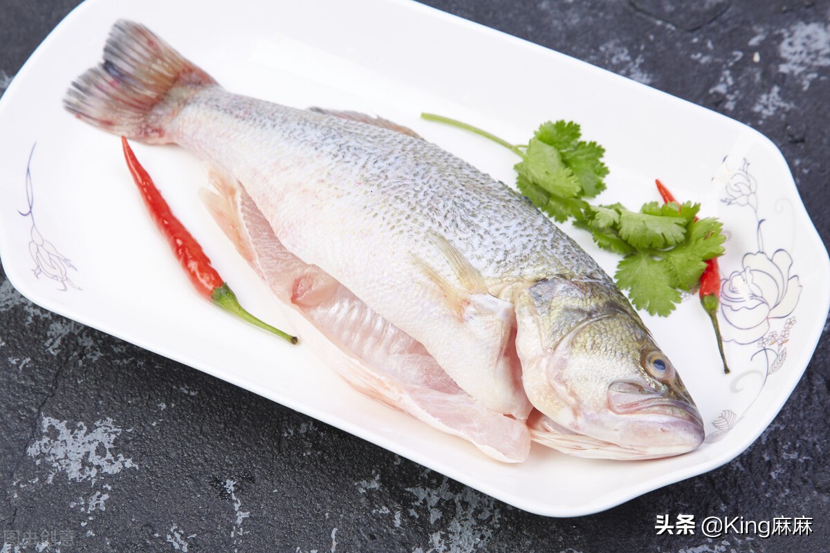 买鲈鱼买开背还是整条好,怎么挑选鲈鱼最好