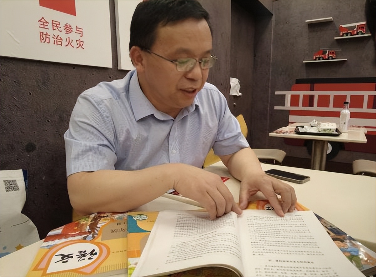 教师为教材纠错16年,郑州一教师为教材纠错16年