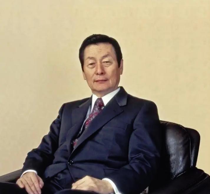 韩国财阀辛格浩:二婚入赘日本战犯家族发家,89岁和儿子共享女星